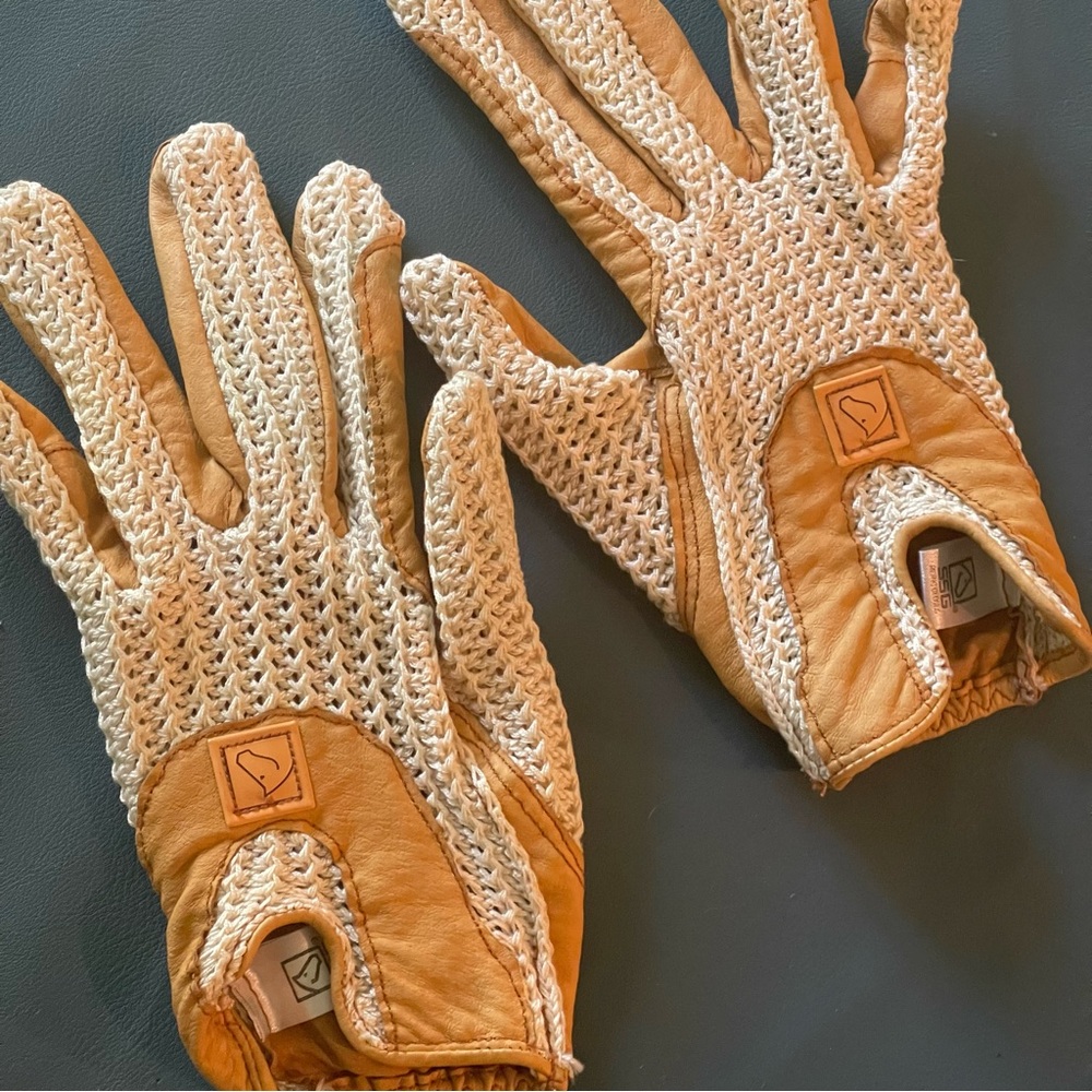 SSG Lycrochet Horseshoe Back Riding
Gloves (Child’s Size 6) NEW.